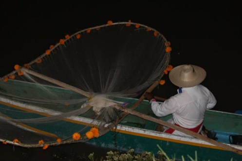 pescador mariposa en Patzcuaro foto julie sopetran