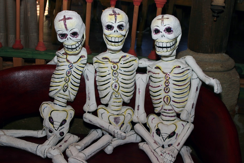 sentados sobre el polvo de los bancos