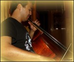 Carlos Cantú tocando el&nbsp;violoncello